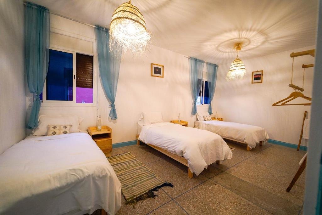 Surf Sets House bright twin bedroom